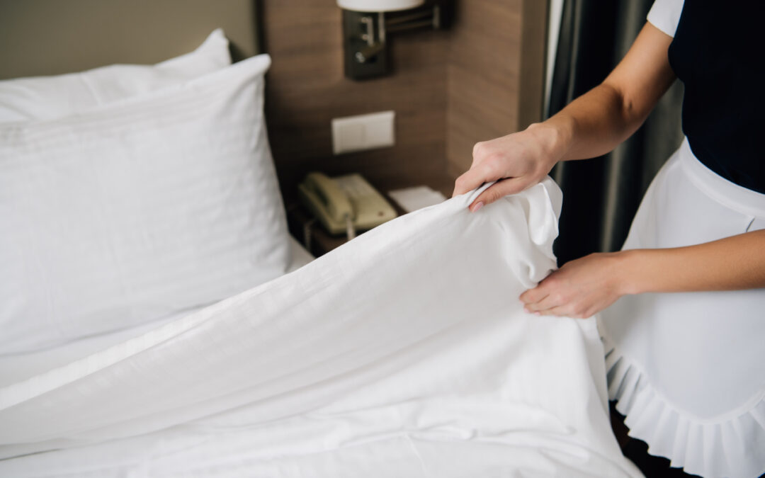 Optymalizacja kosztów w hotelarstwie: jak outsourcing prania pościeli może zwiększyć zyski?